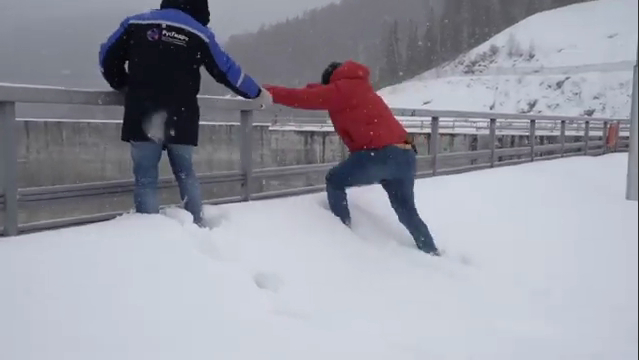 Сергей Доля карячится на парапет СШГЭС.png Сергей Доля карячится на парапет СШГЭС.png