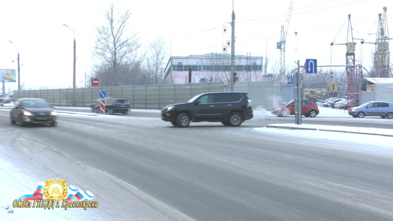 Вот так съезжать с Октябрьского моста не рекомендуют - ГИБДД развязка на Октябрьском мосту - так нельяз ехать.jpg