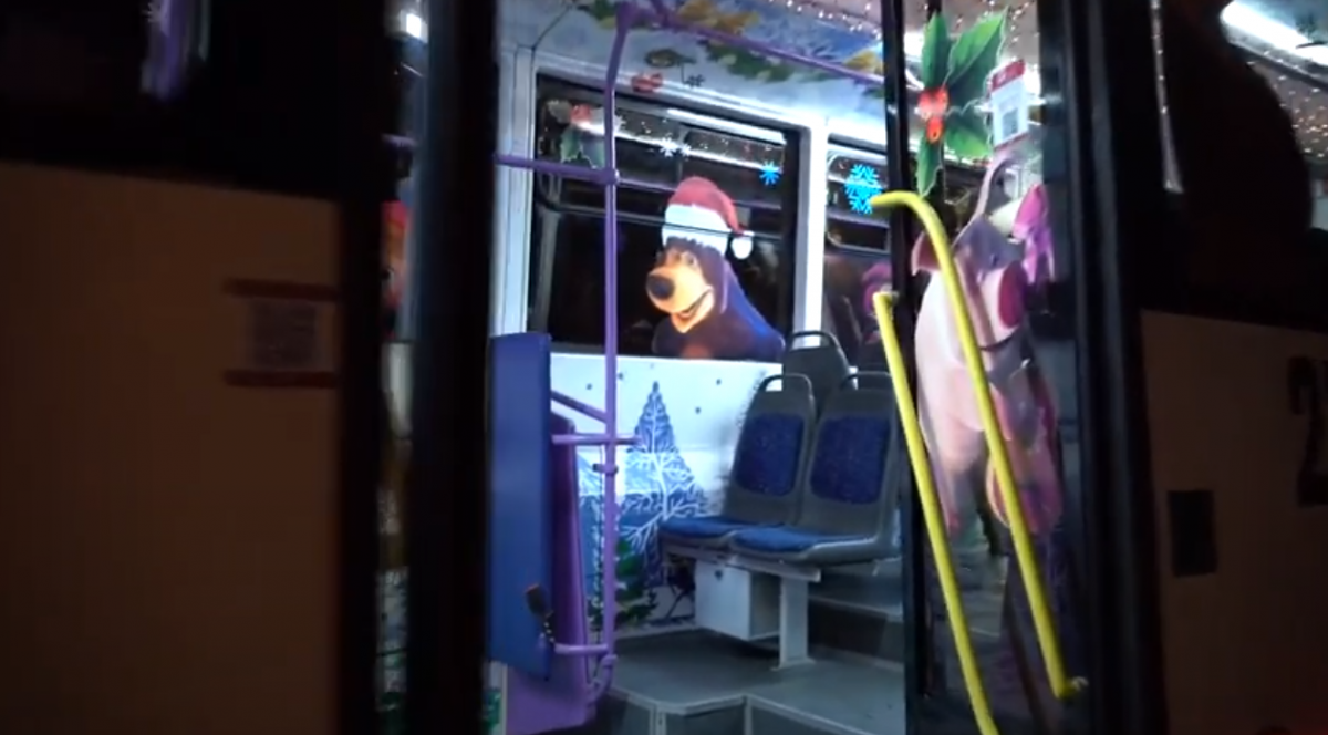 Новогодний трамвай отправился по Красноярску - 7 канал Красноярск. Фото: скриншот с видео admkrsk.ru Новогодний трамвай 7 канал Красноярск вид внутри.png
