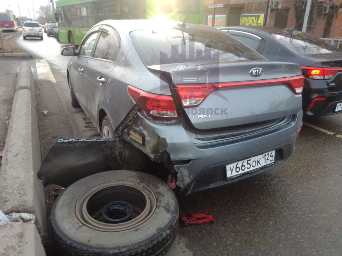 В Красноярске у автобуса оторвало колесо, оно угодило в иномарку.jpg В Красноярске у автобуса оторвало колесо, оно угодило в иномарку.jpg