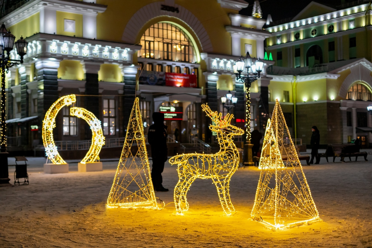 К Новому году перед железнодорожным вокзалом Красноярска установили светящиеся арт-объекты.jpg