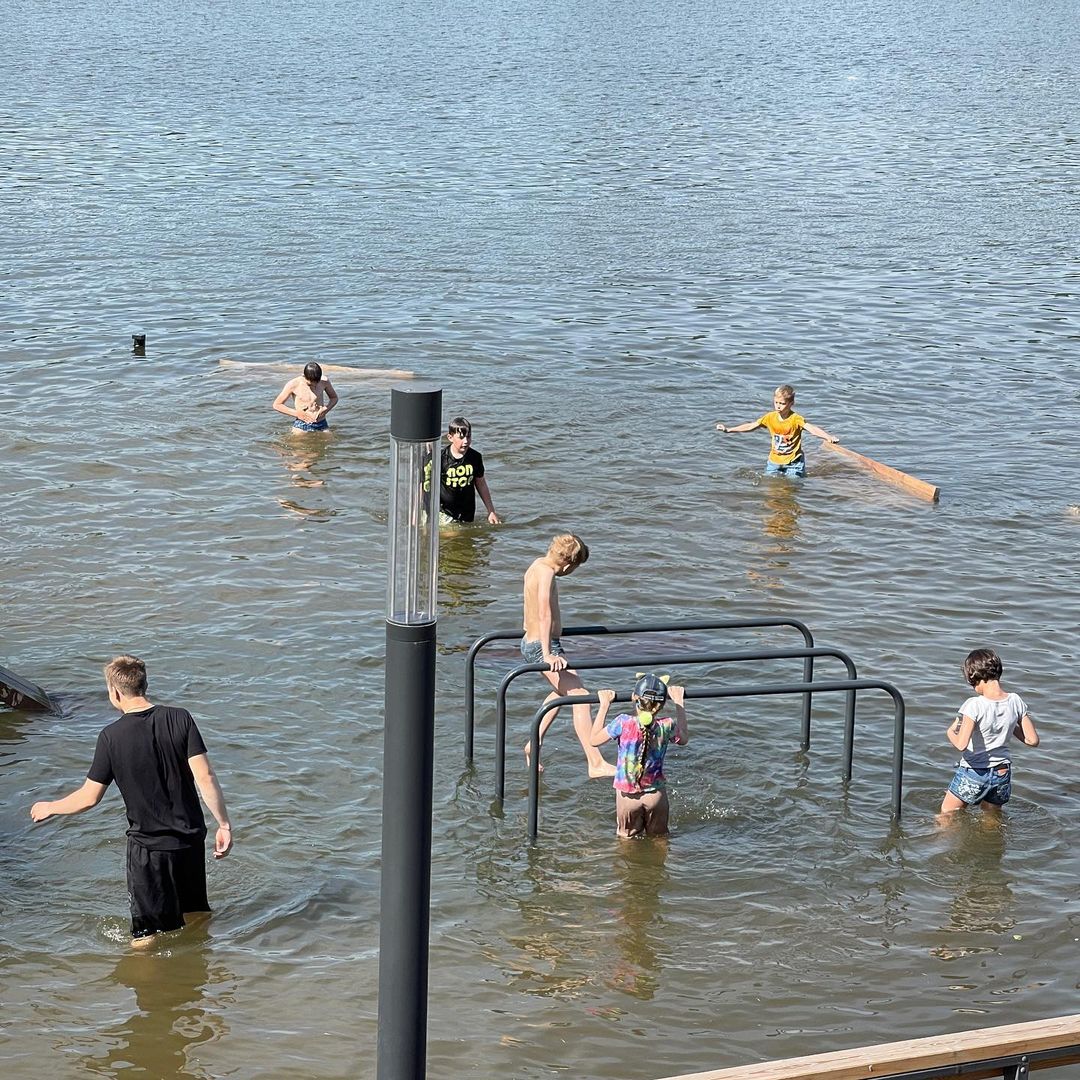 В Красноярске мальчик нырнул в воду и ударился об затопленную лавку.jpg В Красноярске мальчик нырнул в воду и ударился об затопленную лавку.jpg