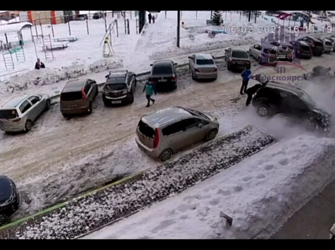 В Красноярске снежная глыба рухнула на автомобиль . фото, видео: ВК "ЧП Красноярск"