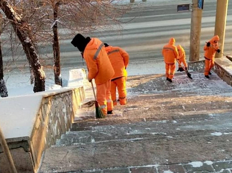 Мэр Красноярска призвал дорожников тщательнее убирать дороги и тротуары. Фото: instagram.com/eremin__krsk
