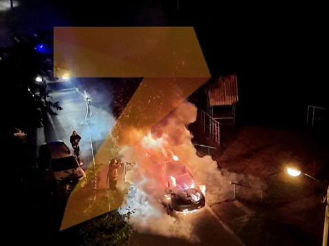 В Красноярске ночью подожгли автомобиль во дворе на улице Шевченко. Фото, видео: «7 канал Красноярск»