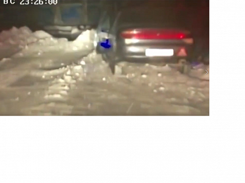 В Красноярском крае полицейские загнали в сугроб пьяного водителя . Фото, видео: ГУ МВД по Красноярскому краю