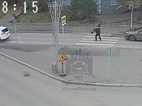 В Красноярске водитель унёс на руках с места ДТП пострадавшую девушку . Фото, видео: https://vk.com/kraschp