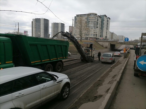 В Красноярске начали ремонт дороги на разбитых Игарской и Сибирском переулке. Фото: УДИБ