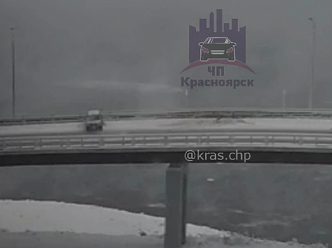 В Красноярске на мосту иномарку вынесло в отбойник. Фото, видео: «ЧП Красноярск»