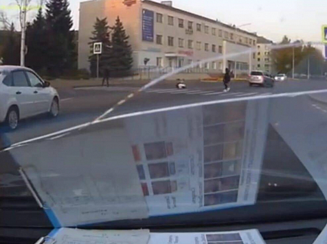 В Зеленогорске прохожие не помогли сбитой на переходе школьнице. Фото и видео: vk.com/podzlk