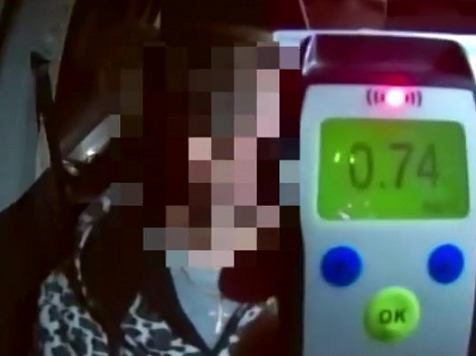 Под Красноярском сотрудники ГИБДД задержали пьяную автомобилистку с ребёнком-пассажиром. Фото, видео: 24.мвд.рф