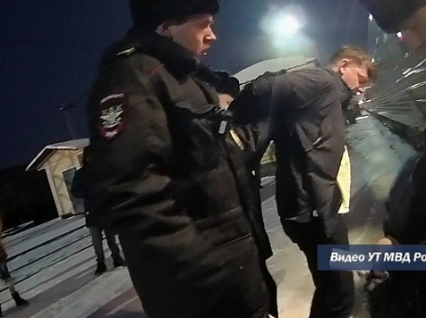 Пьяный красноярец устроил дебош в поезде. Фото, видео: УТ МВД России по СФО