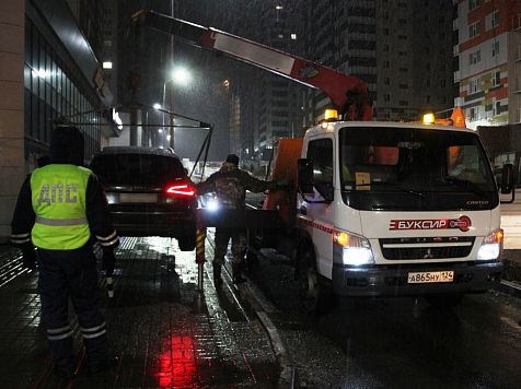 Ночью в Красноярске полицейские массово эвакуировали машины с тротуаров и газонов. Фото, видео: ГИБДД