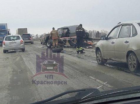Под Красноярском произошло ДТП с двумя пострадавшими. Фото: vk.com/kraschp