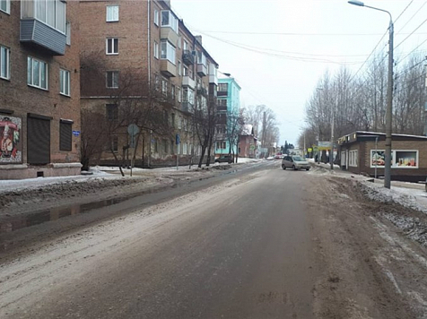 В Красноярске из-за порыва трубы залило дорогу. Фото: ГИБДД
