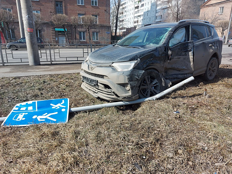 В Красноярске в ДТП с грузовиком пострадали мать с ребенком. Фото, видео: ГИБДД