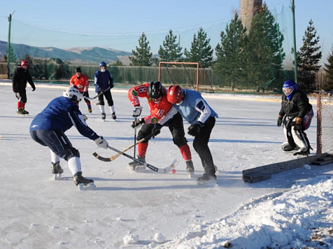 В Хакасии стартовал сельский турнир по хоккею с мячом в память Виктора Зимина. Фото: 19rus.info
