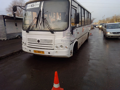 В Красноярске у автобуса с пассажирами отвалилось колесо и угодило в иномарку. Фото: «ЧП Красноярск»