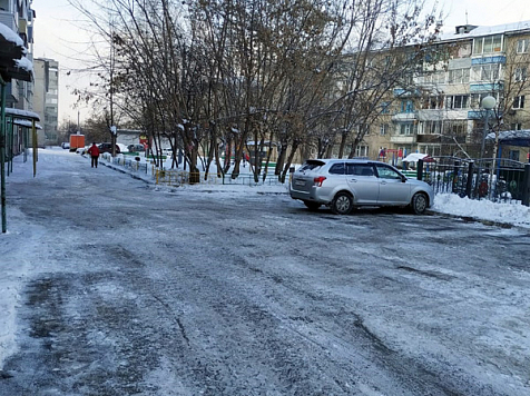 За выходные из красноярских дворов вывезли 1300 кубометров снега и наледи. Фото: admkrsk.ru