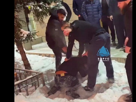 Красноярца жестоко избили возле бара в центре города. Скриншот видео: t.me/borusio