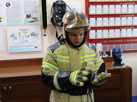 Красноярские пожарные испытывают изобретение учёных СФУ - усовершенствованные перчатки. Фото, видео: МЧС по Красноярскому краю