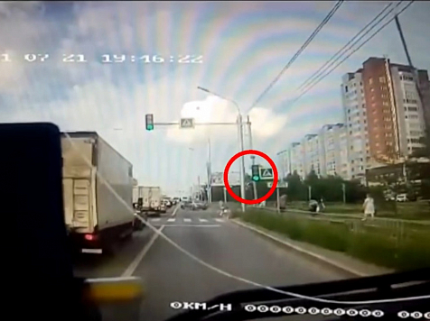 В Красноярске автобус сбил школьника на зебре – тот переходил дорогу на красный 					     title=