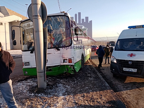 На двух мостах Красноярска произошли ДТП с автобусами. Фото: ЧП Красноярск и Дмитрий Давлетьяров