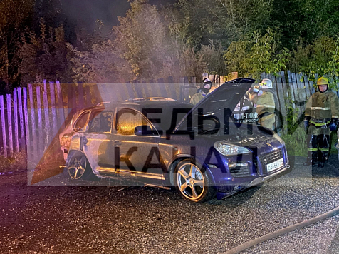 В Ачинске подожгли Porsche. Фото, видео: «7 канал Красноярск»