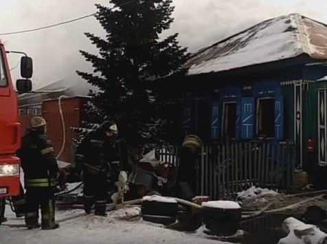 Пожар - в Красноярске на улице Копылова загорелся одноэтажный дом. Фото, видео: телеграм канал @gornovosti