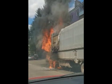 В Красноярске грузовик сгорел на проезжей части улицы Мичурина . Фото, видео: ЧП Красноярск