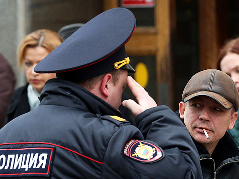 В Красноярском крае пьяный водитель попался, попросив закурить у полицейского. Фото, видео: Артем Коротаев/ТАСС