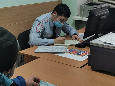 В Красноярске по видео из соцсетей поймали нарушителя на «Мерседесе» . Фото, видео: ГИБДД