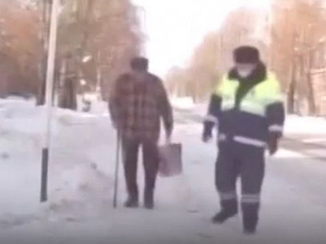 ​ В Красноярском крае полицейские спасли дедушку от мороза. Фото, видео: 24.мвд.рф