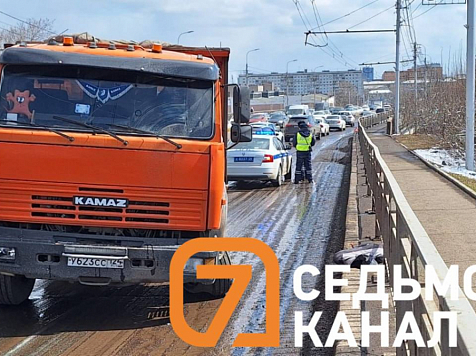 Пробка образовалась на Копыловском мосту из-за массовой аварии с КАМАЗом. Фото: «7 канал Красноярск»
