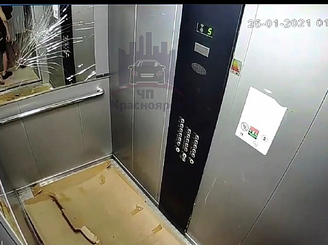 Пьяный красноярец в трусах разбил зеркало в лифте многоэтажки. Фото, видео: «ЧП Красноярск»