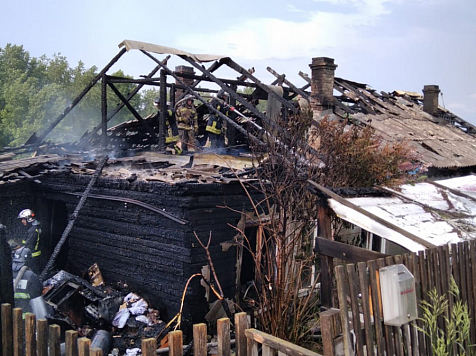 Двое людей погибли в пожаре – 4-хквартирный барак сгорел в Красноярске. Фото: МЧС по краю