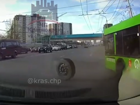 В Красноярске у автобуса на ходу отвалилось колесо. Фото, видео: https://vk.com/kraschp
