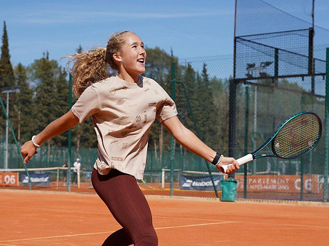 Красноярка Мирра Андреева одержала победу в первом круге французского турнира WTA 250. Фото: vk.com/andreeva_tennis