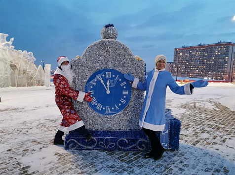 В Красноярске новый сквер в Солнечном получил украшение – часы в упаковке					     title=
