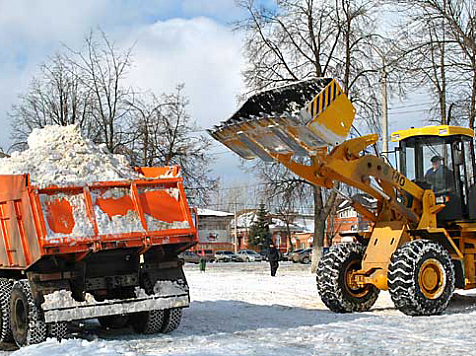 С дорог Красноярска вывезли 452 КАМАЗа снега. Фото: samosvalov24.ru