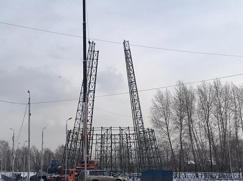 В Красноярске начали устанавливать главную ёлку города. Фото: https://vk.com/krasnoyarskrf