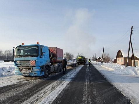 На трассе под Красноярском полицейские три дня вытаскивали грузовик дальнобойщика из кювета. Фото и видео: 24.мвд.рф