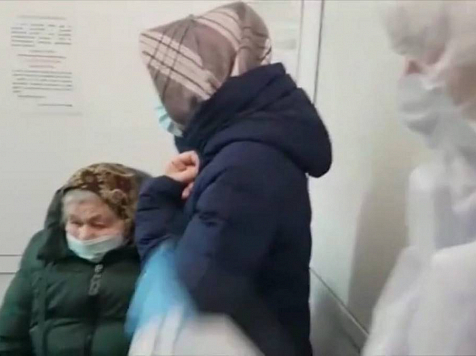 В Абакане у фельдшера случился нервный срыв из-за отказа госпитализировать 90-летнюю бабушку с коронавирусом. Фото и видео: vg-news.ru