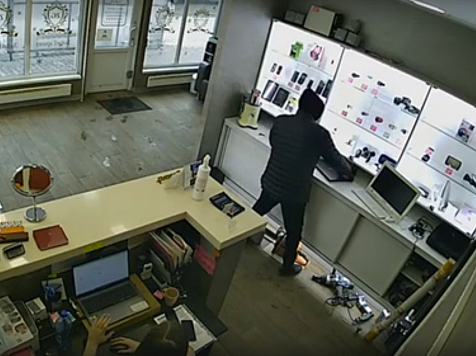 В Красноярске мужчина за 20 секунд вынес ноутбук из ломбарда. Фото и видео: vk.com/rosgvard_krasnoyarsk