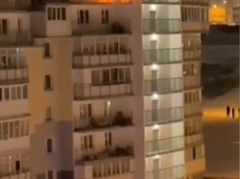 «Натерпелись!» - в Красноярске от фейерверков ночью загорелись балконы. Скриншоты: vk.com/kras_sunny