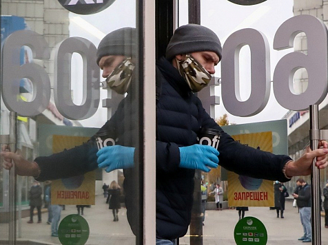 Маска в магазинах Красноярска теперь строго обязательна. Фото: Антон Новодережкин / ТАСС