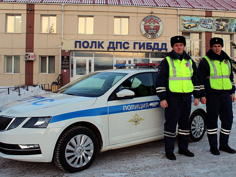 В Красноярске полицейские спасли пожилую женщину от нападения собаки. Фото, видео: ГИБДД