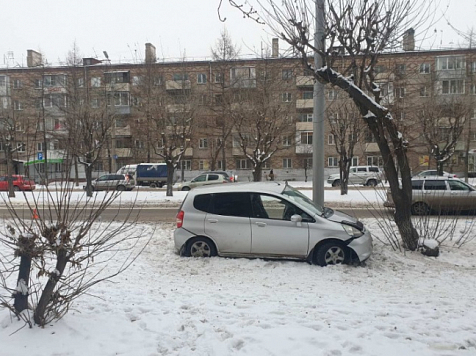 Смертельная авария в Красноярске - вылетел с дороги и влетел в столб. Фото: ГИБДД Красноярска