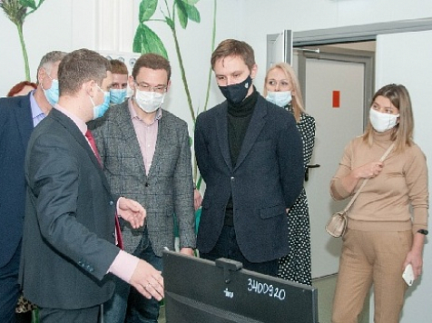 Краевые парламентарии побывали в новом коронавирусном медцентре в Ачинске. Фото: sobranie.info