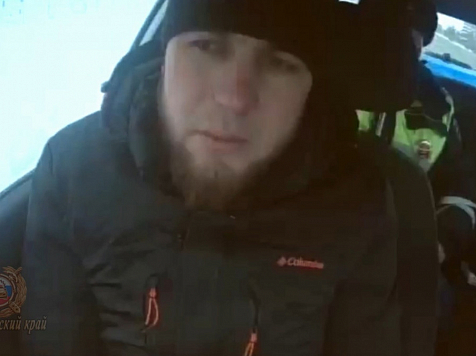Под Красноярском полицейские спасли замерзающего на трассе водителя. Фото и видео: 24.мвд.рф
